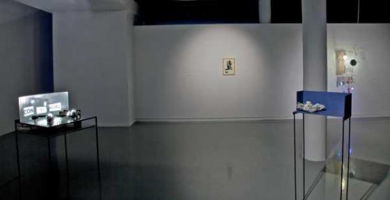 Po lewej Mancuska, Continual,  po prawej Thea Djordjadze, Untitled, 2010, w głębi Paulina Ołowska, Untitled i H.Yang, Face outside,  fot. P.Tomczyk