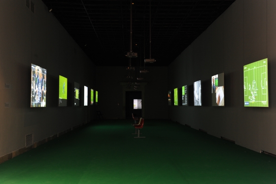Harun Farocki, „Deep Play”, 2007, instalacja wielokanałowa, 12 ścieżek po 2 godziny 15 minut, ekspozycja w CSW Zamek Ujazdowski
