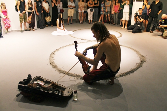 Wernisaż wystawy „Powrót do korzeni”, 21 czerwca 2013, performans w wykonaniu Orryelle Defenestrate-Bascule i Ivany Ranisavljevi