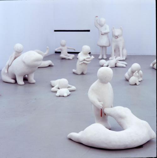Iza Tarasewicz, "Dzieci i zwierzęta", 2008, masa solna, plastelina, fot. Mariusz Michalski, archiwum CSW Zamek Ujazdowski