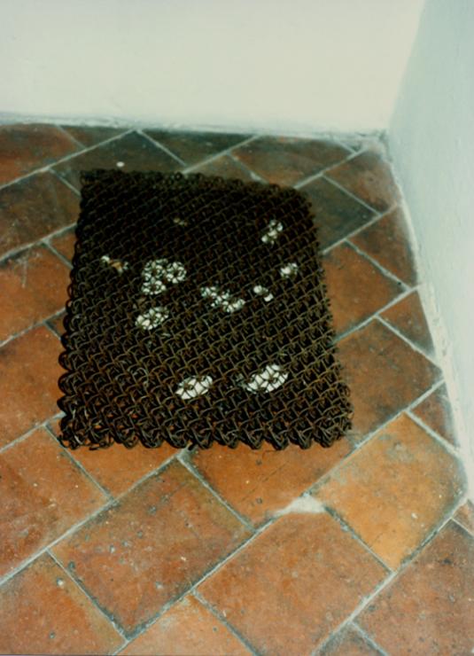 Mirosław Bałka „Hygiene”, Galeria Labirynt 2, 1998, fot. Andrzej Polakowski