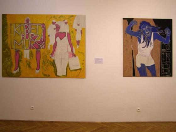 Czerwone pantofelki [Kobiety burzą mury (Sharon Hayes)], 2009,  i Młode ciało na Powązkach [Piwniczne okienka pracowni na Powązk