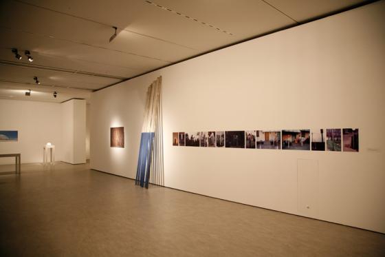 Wnętrze wystawy z dokumentacją akcji Wiesława Smużnego "Otopolenie Lucimia" 1979 i "11 kątowników na upamiętnienie spotkań" 1978