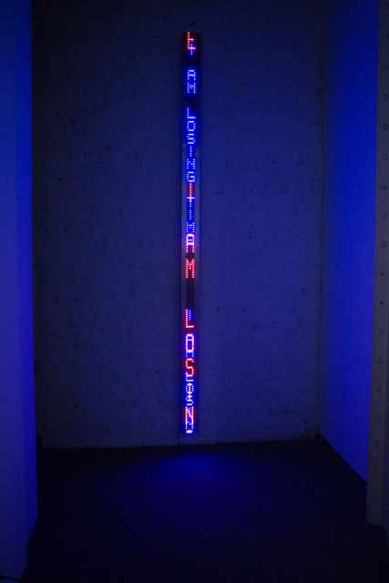  Jenny Holzer, „Purple Blue, Arno, Erlauf“, 2007, pionowa instalacja LED, 292,9 x 13,3 x 7,6 cm;
tekst: Blue, 1998; Arno, 1996; Erlauf. 1995.
Kolekcja Grażyny Kulczyk; Dzięki uprzejmości Yvon Lmabert Gallery, Paris 