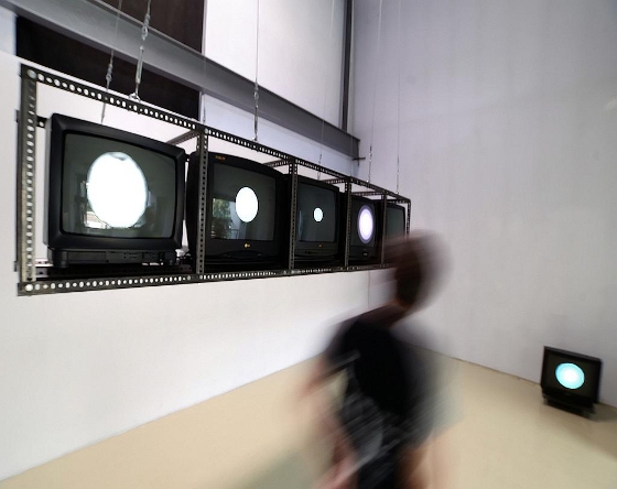 Test Five, instalacja nawiązująca do pracy Test I Józefa Robakowskiego z 1971 r., Zmienne-Stałe-Błądzące. AC/DC/IT, wystawa WRO Art Center, fot. Z. Kupisz