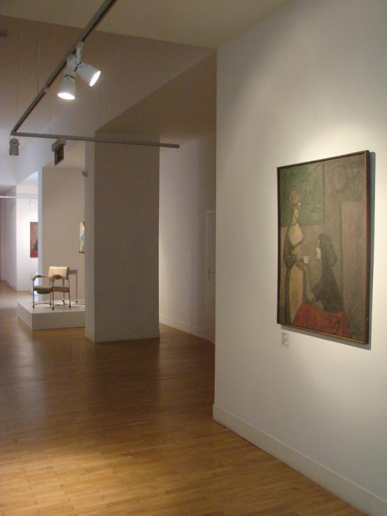 Widok wystawy, po prawej obraz Jerzego Kluzy, Kompozycja (olej, płótno, ok. 1954), fot. D. Kuryłek