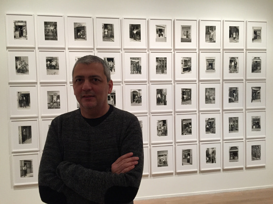 Akram Zaatari przed pracą &quot;Itinerary&quot; (2007-8/2015) na wystawie &quot;Unfolding&quot;, Moderna Museet, fot. Piotr Choj