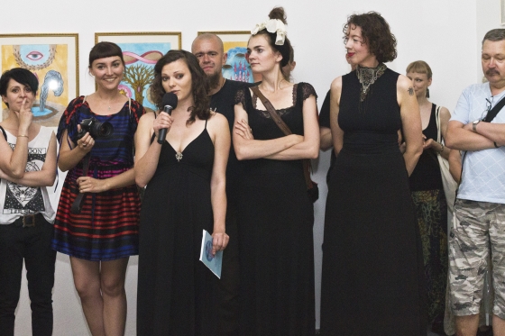 Wernisaż wystawy „Powrót do korzeni, 21 czerwca 2013, na zdjęciu Izabela Ołdak - kuratorka wystawy i artyści
