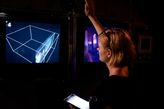 Małgorzata Gawlik steruje instalacją Pawła Janickiego Frame Box, 2012, Zmienne-Stałe-Błądzące. AC/DC/IT, wystawa WRO Art Center, fot. Z. Kupisz