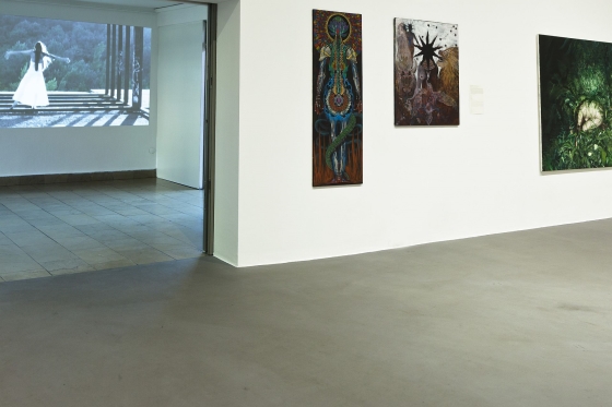 Fragment ekspozycji „Powrót do korzeni”, Galeria Bielska BWA 2013, od lewej Ivana Ranisavlievic, Arkadiusz Danovski, Ewa Szczeka