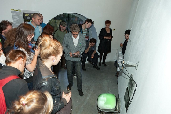 Oprowadzanie kuratorskie - Piotr Krajewski prezentuje działanie instalacji Na srebrnym globie, for Zygmunt Rytka, Zmienne-Stałe-Błądzące. AC/DC/IT, wystawa WRO Art Center, fot. Paweł Kamiński