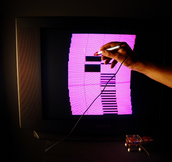 Niklas Roy, Lumenoise, 2011, instalacja interaktywna wykorzystująca pióro świetlne, Zmienne-Stałe-Błądzące. AC/DC/IT, wystawa WRO Art Center, fot. Z. Kupisz
