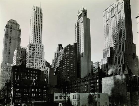 Berenice Abbott, „Park Avenue and 39 street, New York”, 1936, Museum of the City of New York. © Berenice Abbott / Commerce Graphics Ltd, Inc.