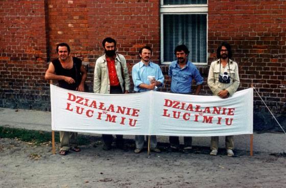 "Grupa Działania" przed świetlicą wiejską, finał 18 i 19.08.1979 r., fot. W. Chmielewski
