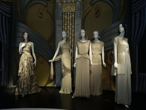 „Gwiazda srebrnego ekranu“ – suknie projektu m.in. Charlesa James’a (1930)
Brooklyn Museum Costume Collection at The Metropolitan Museum of Art