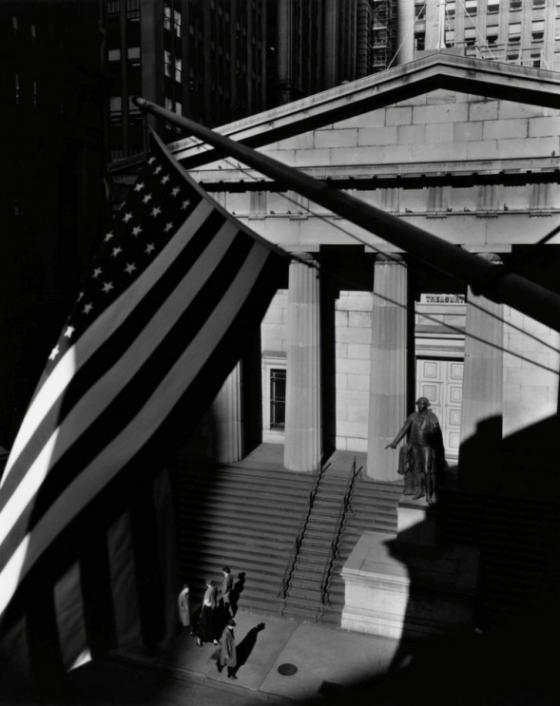 Berenice Abbott, „Treasury Building, New York”, 1933, Ronald Kurtz / Commerce Graphics. © Berenice Abbott / Commerce Graphics Ltd, Inc.