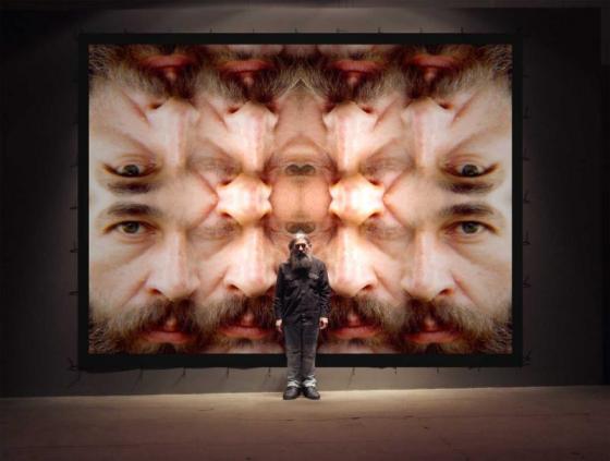 2.	Andrzej Dudek Durer Autoportret zmultiplikowany Metafizyczno-telepatyczny, Fotografia/baner1994/2009, fot Dariusz Kula