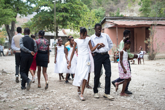 C.T. Jasper, Joanna Malinowska, „Halka/Haiti. 18°48’05”N 72°23’01”W”, 2015. Tancerze z Cazale podczas występu. Fot.: Bartosz Gór