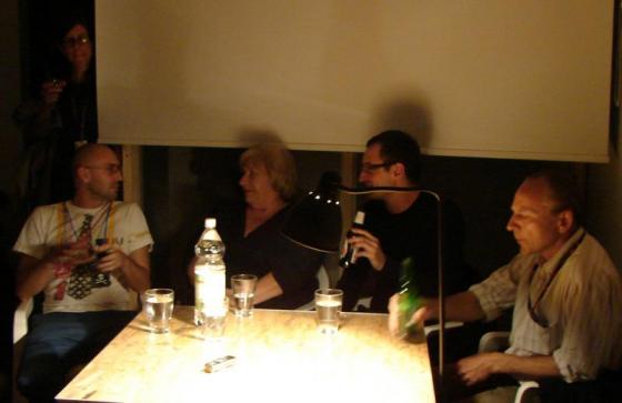 Spotkanie w Goldex Poldex wokół filmu Kongres niedokończony Agnieszki Arnold, od lewej: Monika szewczyk, Janek Sowa, Agnieszka A