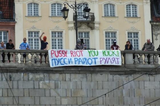 Pussy Riot, you rock! Żelbeton w akcji solidarnościowej z Pussy Riot przy okazji wizyty patriarchy Cyryla I w Warszawie. Żródło: