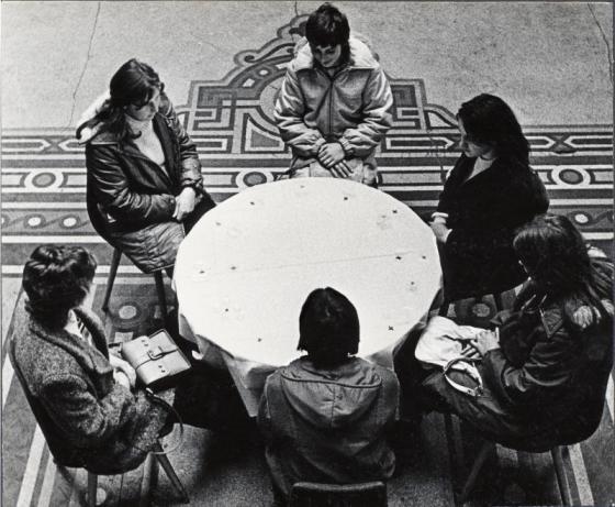 Widzowie siedzący wokół Stołu z X-ami, wystawa Nowa Generacja, Muzeum Narodowe we Wrocławiu, 1974.
