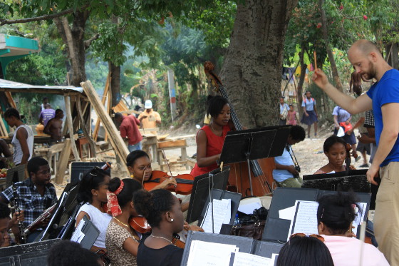 C.T. Jasper, Joanna Malinowska, „Halka/Haiti. 18°48’05”N 72°23’01”W”, 2015. Muzycy St. Trinity Philharmonic Orchestra, Port-Au-P
