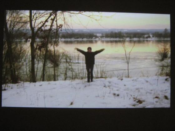 Kadr z video, na którym artystka wita widzów wkraczających w przestrzeń galerii