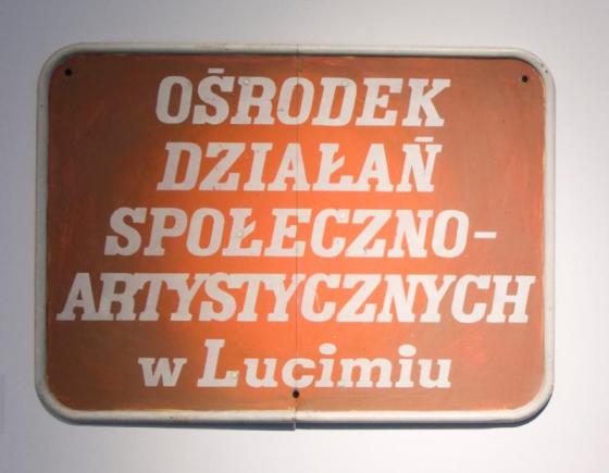 Tablica "Ośrodek Działań Społeczno-Artystycznych w Lucimiu" 1980. Foto: materiały kuratorki wystawy.