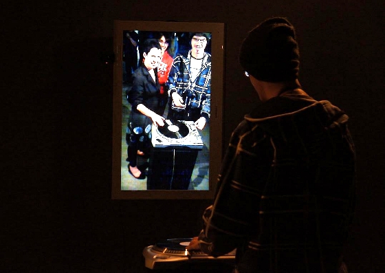 Na ekranie Agnieszka Chojnacka (z lewej) i Marcin Guźla (z prawej), instalacja Vinyl Video Delay Pawła Janickiego, Zmienne-Stałe-Błądzące. AC/DC/IT, wystawa WRO Art Center, fot. WRO
