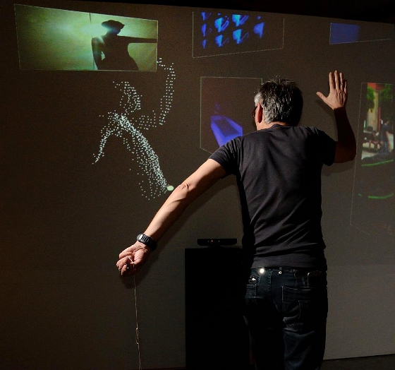 Zbigniew Kupisz przy instalacji wykorzystującej Kinect do interaktywnej prezentacji materiałów dokumentacyjnych z Kolekcji WRO, Zmienne-Stałe-Błądzące. AC/DC/IT, wystawa WRO Art Center, fot. WRO