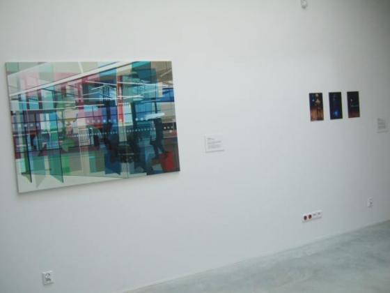 Anna Reinert, bez tytułu, 2011, akryl na płótnie 100 x 140cm, obok zdjęcia z cyklu Objawienie Tomasza Mroza