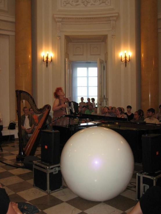 Baby Dee (głos, harfa, fortepian), 5.08.2011, fot. Tycjan Gniew Podskarbiński