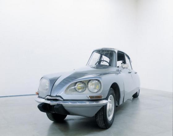 La DS, 1993, zmodyfikowany Citroën DS, 140.1 x 482.5 x 115.1 cm, © Centre national des arts plastiques-ministère de la Culture et de la communication, Paris, Dzięki uprzejmości galerii Chantal Crousel