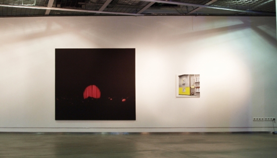 z lewej obraz: "Idol", 2008, olej na płótnie obok "Bez tytułu", 2005, olej na płótnie.