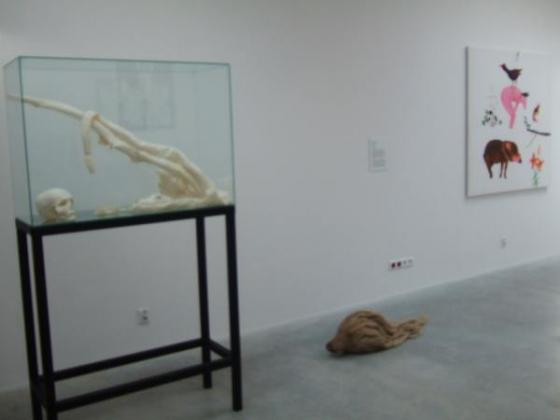 Iza Tarasewicz, Wakrocz, 2010, rzeźba 30 x 80 x 25cm i Basia Bańda, Dzik 2011, ekolina, akryl na płótnie 140 x 140 cm