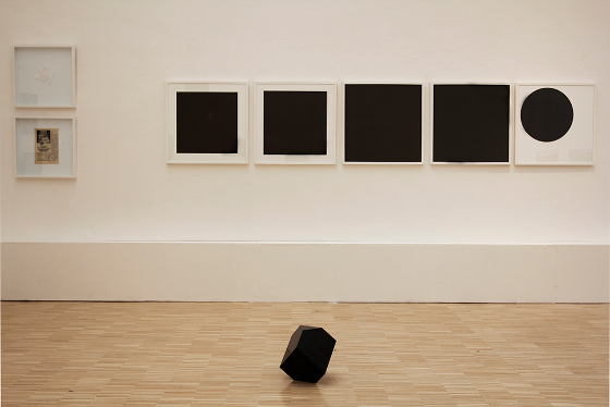 na ścianie: Milena Korolczuk, „Czarne”, 2009, dzieki uprzejmości artystki i galerii Raster; na podłodze: Natalia Pakuła, Bez tytułu, 2013, dzięki uprzejmości artystki