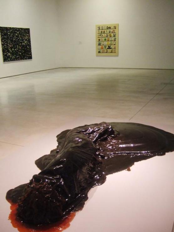 Krištof Kintera, All My Bad Thoughts, 2009, obiekt 38 x 260 x 166cm, w tle  obraz Tymka Borowskiego bez tytułu oraz Bartek Mater