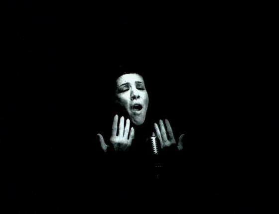 Shirin Neshat, kadr z wideo “Turbulent”, 1998.
