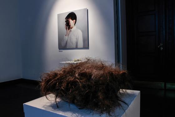 Fragment wystawy O włos!, na pierwszym planie: praca Krystyny Piotrowskiej, na drugim: Urszuli Kluz-Knopek, fot. Urszula Kluz-Kn