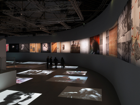 Widok wystawy "Nouvelles Histoires de fantômes", Georges Didi-Huberman i Arno Gisinger, (14.02.14 - 07.09.14), Palais de Tokyo,
