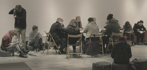 Przeprowadzanie ankiety, marzec 2012, Galeria Sztuki Współczesnej w Opolu, fot. Marta Pokojowczyk