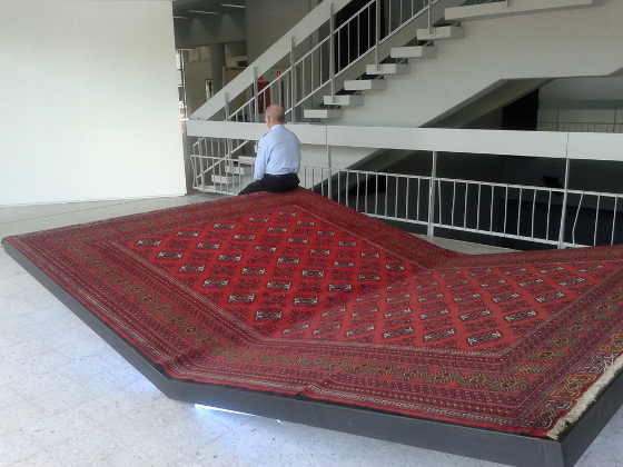 Dwa warianty jednej podróży: latający dywan Slavs & Tatars („PrayWay”, 2012)…