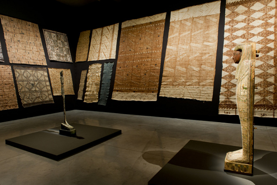Teatr świata - widok wystawy - Sarkofag z Itnedjes (780-525 p.n.e) i Wielka postac, Alberto Giacometti (1947)  Marc Domage