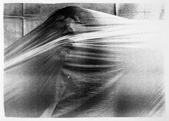 Heike Stephan, "Monelle", 1983, Performance mit nasser Seide (zu Texten von Marcel Schwob aus "Das Buch von Monelle"), Serie von 24 Fotografien, je 40 x 60 cm. Courtesy Heike Stephan; Foto: Heike Stephan; © VG Bild-Kunst Bonn