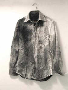 Paul Gabrielli, It Takes a Worried Man to Sing a Worried Song, 2004 Koszula, stal, drut i węgiel rysunkowy, 86,4 x 50,8 x 10,2 c