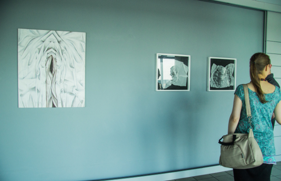 Monika Mysiak, od lewej: bez tytułu, 95x80, 2012, „Chustki”, 50x50, rysunki na płótnie, 2012