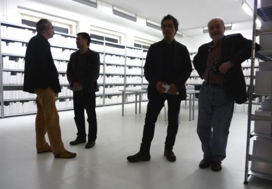 Kuratorzy i artyści: Martin Sturm i Shaarbek Amankul  Manray Hsu i Hans Haacke na tle pracy Wilfredo Prieto z Kuby "Białej Bibli