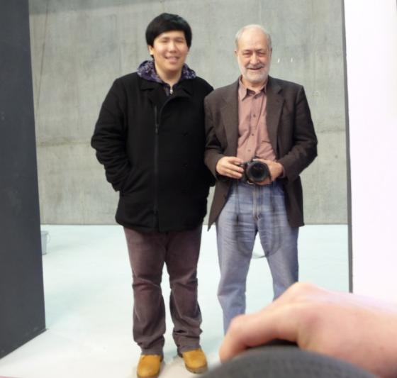 Wiek: 27 i 73 razem na zdjęciu Cheng-Ta Yuz Tajwanu wraz Hansem Haacke