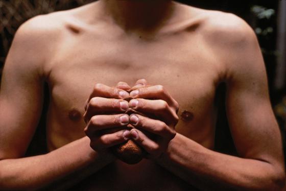 My Hands Are My Heart, 1991, dwie fotografie, 23.2 x 31.8 cm każda, © Gabriel Orozco
