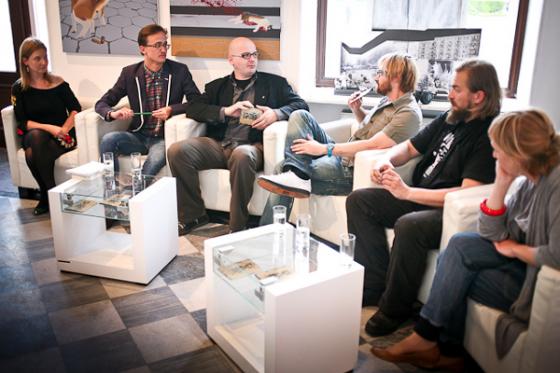 Debata „Młodym artystą być&quot;. Od prawej: Joanna Kozera, Robert Kuśmirowski, Stach Szabłowski, Kamil Kuskowski, Michał Suchor